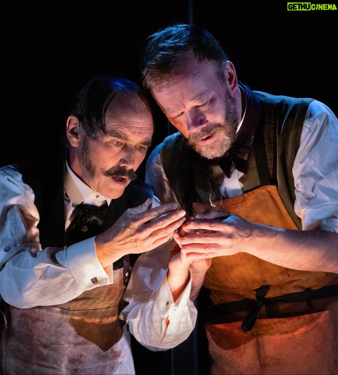 Zerrin Tekindor Instagram - Dün akşam Harold Pinter Theatre’da #StephenBrown’un yazdığı, #TomMorris’in yönettiği #DrSemmelweis adlı oyunu seyrettim. 1800’lerde yaşamış bir bilim insanı ve hekim olan ve el yıkamanın doğum sırasında ve ameliyatlarda en önemli şey olduğunu bas bas bağıran ama diğer doktorların umursamadığı Ignaz Semmelweis’ın hikayesi anlatılıyor oyunda. #MarkRylance yine her zamanki gibi sinir bozucu iyi oynuyor. Tiyatroyla baleyi birleştirmişler; birçok sahne replikle değil baleyle anlatıldı. Ve konservatuvarın ilk senesinde yaptığımız mimik derslerini hatırladım; bütün doğum sahneleri, bebekler, ameliyatlar hep mimikti. Çok enteresandı. @haroldpintertheatre @semmelweisldn