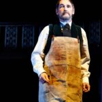 Zerrin Tekindor Instagram – Dün akşam Harold Pinter Theatre’da #StephenBrown’un yazdığı, #TomMorris’in yönettiği #DrSemmelweis adlı oyunu seyrettim. 1800’lerde yaşamış bir bilim insanı ve hekim olan ve el yıkamanın doğum sırasında ve ameliyatlarda en önemli şey olduğunu bas bas bağıran ama diğer doktorların umursamadığı Ignaz Semmelweis’ın hikayesi anlatılıyor oyunda. #MarkRylance yine her zamanki gibi sinir bozucu iyi oynuyor. Tiyatroyla baleyi birleştirmişler; birçok sahne replikle değil baleyle anlatıldı. Ve konservatuvarın ilk senesinde yaptığımız mimik derslerini hatırladım; bütün doğum sahneleri, bebekler, ameliyatlar hep mimikti. Çok enteresandı.
@haroldpintertheatre @semmelweisldn