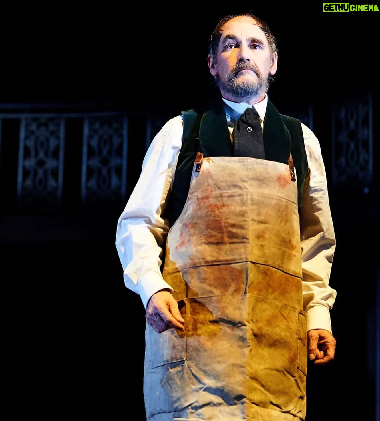 Zerrin Tekindor Instagram - Dün akşam Harold Pinter Theatre’da #StephenBrown’un yazdığı, #TomMorris’in yönettiği #DrSemmelweis adlı oyunu seyrettim. 1800’lerde yaşamış bir bilim insanı ve hekim olan ve el yıkamanın doğum sırasında ve ameliyatlarda en önemli şey olduğunu bas bas bağıran ama diğer doktorların umursamadığı Ignaz Semmelweis’ın hikayesi anlatılıyor oyunda. #MarkRylance yine her zamanki gibi sinir bozucu iyi oynuyor. Tiyatroyla baleyi birleştirmişler; birçok sahne replikle değil baleyle anlatıldı. Ve konservatuvarın ilk senesinde yaptığımız mimik derslerini hatırladım; bütün doğum sahneleri, bebekler, ameliyatlar hep mimikti. Çok enteresandı. @haroldpintertheatre @semmelweisldn