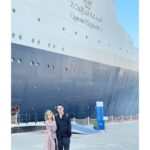 Zerrin Tekindor Instagram - Dubai’de Queen Elizabeth 2 gemisinin içindeki Theatre by QE2 sahnesinde oynadığımız #Toz’un iki temsili de harika geçti. Seyretmeye gelen seyircilerimize çok teşekkür ederiz. @tozoyunofficial ekibi olarak çok zevkli, harika bir otelde kaldık. 100. Yıl pastası bile vardı odalarımızda. Bizi ağırlayan Yahya Alkan ve @slsdubai ekibine çok teşekkür ederiz. #dubai #tozdubai #slsdubai #theatrebyqe2