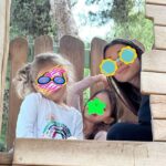 Zeta Makrypoulia Instagram - Καλό μήνα από την παιδική χαρά!🌺 Κάπως μεγάλη πια για την τσουλήθρα, αλλά το παλεύω🛝💪 ———————————————————————————————— #may #firstmay #nieces