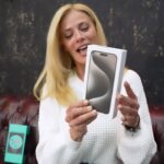 Zeta Makrypoulia Instagram - GIVEAWAY 💥 Ξεκίνημα της μεγάλης εβδομάδας, είπα να κάνω ένα δώρο στον εαυτό μου! Πήγα στο @istoa_ermou42 να φτιάξω μια custom θήκη για το κινητό μου και συζητώντας με τον υπέροχο ιδιοκτήτη, είπαμε να κάνουμε ένα ακόμη μεγαλύτερο δώρο σε εσάς!😁 1 τυχερός λοιπόν θα κερδίσει ένα IPhone 15 PRO MAX 256 GB και όλοι σας θα έχετε έκπτωση -10% με τον κωδικό ΖΕΤΑ10 για να φτιάξετε την αγαπημένη σας θήκη. Βήματα διαγωνισμού για το IPHONE15 PRO MAX: •Follow @zeta_makripoulia_official & @istoa_ermou42 •Like στο post •Tag 2 φίλους σας Η κλήρωση θα γίνει στις 10/5 Καλή επιτυχία σε όλους και καλή μεγάλη εβδομάδα! ❤️ ———————————————————————————————— #giveaway #diagonismos #giveawaygreece
