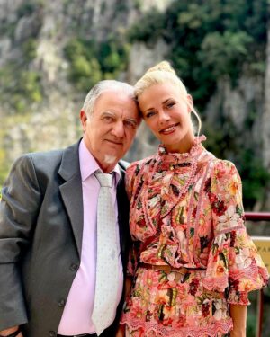 Zeta Makrypoulia Instagram - Επιστροφή στις ρίζες των παππούδων μου!
Αυτό το Σαββατοκύριακο ήταν γεμάτο αγάπη, γέλιο, συγκίνηση, χορό, φύση και οικογένεια!
Αφορμή η βάπτιση του ανιψιού μου, που έγινε στη μονή της Παναγίας του Προυσού. 
Ο μικρός Κωνσταντινος μας ένωσε και μετά από πολλά χρόνια απόλαυσα ξανά διακοπές με την οικογένεια μου και με αγαπημένους οικογενειακούς φίλους!❤️
—————————————————————————————
#family #familytime #weekend #baptism