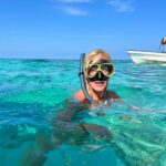 Zeta Makrypoulia Instagram - Ξέρω ξέρω, είμαι σαν τη μύγα μες στο γάλα αυτή τη στιγμή στο insta, αλλά σήμερα κολύμπησα δίπλα σε δελφίνια, είδα άπειρα πολύχρωμα ψαράκια και είπα να μοιραστώ αυτές τις εικόνες μαζί σας! Κυρίως αυτό το απέραντο γαλάζιο! ———————————————————————————————— #swimmingwithdolphins🐬 #deepblue #indianocean