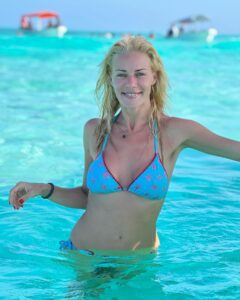 Zeta Makrypoulia Instagram - Ξέρω ξέρω, είμαι σαν τη μύγα μες στο γάλα αυτή τη στιγμή στο insta, αλλά σήμερα κολύμπησα δίπλα σε δελφίνια, είδα άπειρα πολύχρωμα ψαράκια και είπα να μοιραστώ αυτές τις εικόνες μαζί σας! Κυρίως αυτό το απέραντο γαλάζιο! ———————————————————————————————— #swimmingwithdolphins🐬 #deepblue #indianocean