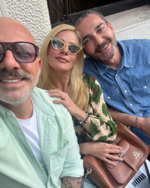 Zeta Makrypoulia Instagram - Σάββατο για καφέ με τα αγόρια μου! 
@nikosmoutsinas @dedes_konstantinos 
————————————————————————————————
#saturday #coffetime #friends