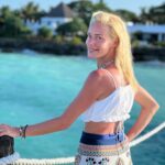 Zeta Makrypoulia Instagram - Αποφάσισα φέτος ο νέος χρόνος να με βρει στη φύση που τόσο αγαπώ και στην εποχή που αγαπώ, το καλοκαίρι! Αυτό θα σας ευχηθώ για το 2024. Να κάνετε αυτό που επιθυμεί η ψυχή σας και μόνο! Να φροντίζετε και να αγαπάτε τον εαυτό σας, όπως ακριβώς το κάνετε, με κάθε κόστος, για τα αγαπημένα πρόσωπα! Καλή Χρονια! 💖 ———————————————————————————————— #newyear #2024