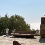 Zeta Makrypoulia Instagram - Ακόμα προσπαθώ να καταλάβω πως ένα άκρως ποιητικό και απολαυστικό, σε σχέση με την τοποθεσία, αυγουστιάκο μελτέμι, μετατράπηκε από ένα ξερόχορτο, όπως ακούστηκε ότι όλα άρχισαν, σε πύρινο τοπίο. Ώρα 20:16 Χτυπάει το τηλέφωνο. «Όλα καλά εκεί; Μάθαμε πως έπιασε φωτιά στου Σκύλου» Τρεις κόλπους μακριά μου. Ώρα 21:10 Η φωτιά είχε πλέον περάσει και τους τρεις αυτούς κόλπους. «Μαζέψτε δυο πράγματα και φεύγουμε» Ακούστηκε. Σαν τα ρομπότ, κάναμε ακριβώς αυτό. Μεταξύ μας πάντα. Χωρίς κάποια «υπεύθυνη» ενημέρωση-ειδοποίηση-προστασία. Φύγαμε. Άλλοι πήγαν προς τη θάλασσα, άλλοι προς τον κεντρικό δρόμο και οι πιο γενναίοι έμειναν εκεί, με τα φτυάρια τους, με τις τοπικές υδροφόρες, να σώσουν ότι μπορούν από τον τόπο τους. Μόνοι τους πάντα. Επόμενη μέρα: Καμένη γη. Κολόνες της ΔΕΗ φλέγονται στη βάση τους, με κίνδυνο να πέσουν και η κόλαση να αρχίσει ξανά.. Να τονίσω δε πως όλα αυτά έγιναν σ έναν τόπο χωρίς ιδιαίτερη βλάστηση. Δεν τολμώ να σκεφτώ τι θα γινόταν αν συνέβαινε το αντίθετο.. Μάλλον τολμώ, γιατί το βλέπω στις ειδήσεις να συμβαίνει τώρα.. Απ όλη αυτή την εμπειρία, ένα πράγμα είδα καθαρά και μπορώ να μοιραστώ μαζί σας. Ευτυχώς που οι άνθρωποι έχουμε ο ένας τον άλλον, όμως όλοι μαζί, είμαστε στο έλεος μας. Καλή δύναμη σε όλους. —————————————————————————————