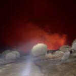 Zeta Makrypoulia Instagram - Ακόμα προσπαθώ να καταλάβω πως ένα άκρως ποιητικό και απολαυστικό, σε σχέση με την τοποθεσία, αυγουστιάκο μελτέμι, μετατράπηκε από ένα ξερόχορτο, όπως ακούστηκε ότι όλα άρχισαν, σε πύρινο τοπίο. Ώρα 20:16 Χτυπάει το τηλέφωνο. «Όλα καλά εκεί; Μάθαμε πως έπιασε φωτιά στου Σκύλου» Τρεις κόλπους μακριά μου. Ώρα 21:10 Η φωτιά είχε πλέον περάσει και τους τρεις αυτούς κόλπους. «Μαζέψτε δυο πράγματα και φεύγουμε» Ακούστηκε. Σαν τα ρομπότ, κάναμε ακριβώς αυτό. Μεταξύ μας πάντα. Χωρίς κάποια «υπεύθυνη» ενημέρωση-ειδοποίηση-προστασία. Φύγαμε. Άλλοι πήγαν προς τη θάλασσα, άλλοι προς τον κεντρικό δρόμο και οι πιο γενναίοι έμειναν εκεί, με τα φτυάρια τους, με τις τοπικές υδροφόρες, να σώσουν ότι μπορούν από τον τόπο τους. Μόνοι τους πάντα. Επόμενη μέρα: Καμένη γη. Κολόνες της ΔΕΗ φλέγονται στη βάση τους, με κίνδυνο να πέσουν και η κόλαση να αρχίσει ξανά.. Να τονίσω δε πως όλα αυτά έγιναν σ έναν τόπο χωρίς ιδιαίτερη βλάστηση. Δεν τολμώ να σκεφτώ τι θα γινόταν αν συνέβαινε το αντίθετο.. Μάλλον τολμώ, γιατί το βλέπω στις ειδήσεις να συμβαίνει τώρα.. Απ όλη αυτή την εμπειρία, ένα πράγμα είδα καθαρά και μπορώ να μοιραστώ μαζί σας. Ευτυχώς που οι άνθρωποι έχουμε ο ένας τον άλλον, όμως όλοι μαζί, είμαστε στο έλεος μας. Καλή δύναμη σε όλους. —————————————————————————————