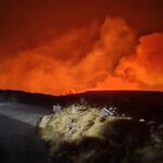 Zeta Makrypoulia Instagram - Ακόμα προσπαθώ να καταλάβω πως ένα άκρως ποιητικό και απολαυστικό, σε σχέση με την τοποθεσία, αυγουστιάκο μελτέμι, μετατράπηκε από ένα ξερόχορτο, όπως ακούστηκε ότι όλα άρχισαν, σε πύρινο τοπίο. Ώρα 20:16 Χτυπάει το τηλέφωνο. «Όλα καλά εκεί; Μάθαμε πως έπιασε φωτιά στου Σκύλου» Τρεις κόλπους μακριά μου. Ώρα 21:10 Η φωτιά είχε πλέον περάσει και τους τρεις αυτούς κόλπους. «Μαζέψτε δυο πράγματα και φεύγουμε» Ακούστηκε. Σαν τα ρομπότ, κάναμε ακριβώς αυτό. Μεταξύ μας πάντα. Χωρίς κάποια «υπεύθυνη» ενημέρωση-ειδοποίηση-προστασία. Φύγαμε. Άλλοι πήγαν προς τη θάλασσα, άλλοι προς τον κεντρικό δρόμο και οι πιο γενναίοι έμειναν εκεί, με τα φτυάρια τους, με τις τοπικές υδροφόρες, να σώσουν ότι μπορούν από τον τόπο τους. Μόνοι τους πάντα. Επόμενη μέρα: Καμένη γη. Κολόνες της ΔΕΗ φλέγονται στη βάση τους, με κίνδυνο να πέσουν και η κόλαση να αρχίσει ξανά.. Να τονίσω δε πως όλα αυτά έγιναν σ έναν τόπο χωρίς ιδιαίτερη βλάστηση. Δεν τολμώ να σκεφτώ τι θα γινόταν αν συνέβαινε το αντίθετο.. Μάλλον τολμώ, γιατί το βλέπω στις ειδήσεις να συμβαίνει τώρα.. Απ όλη αυτή την εμπειρία, ένα πράγμα είδα καθαρά και μπορώ να μοιραστώ μαζί σας. Ευτυχώς που οι άνθρωποι έχουμε ο ένας τον άλλον, όμως όλοι μαζί, είμαστε στο έλεος μας. Καλή δύναμη σε όλους. —————————————————————————————