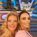 Zeta Makrypoulia Instagram - Φορέσαμε τα γιορτινά μας και σας περιμένουμε να αποχαιρετίσουμε τον χρόνο παρέα! Rouk Zouk στις 21:00, με “I love ΣουΚου” και “Ακόμα δεν είδες τίποτα” Καλή παραμονή ! ✨ Στο καλό να πας 2023 👋 ———————————————————————————————— #roukzouk #εορταστικό #newyearseve @ant1tv