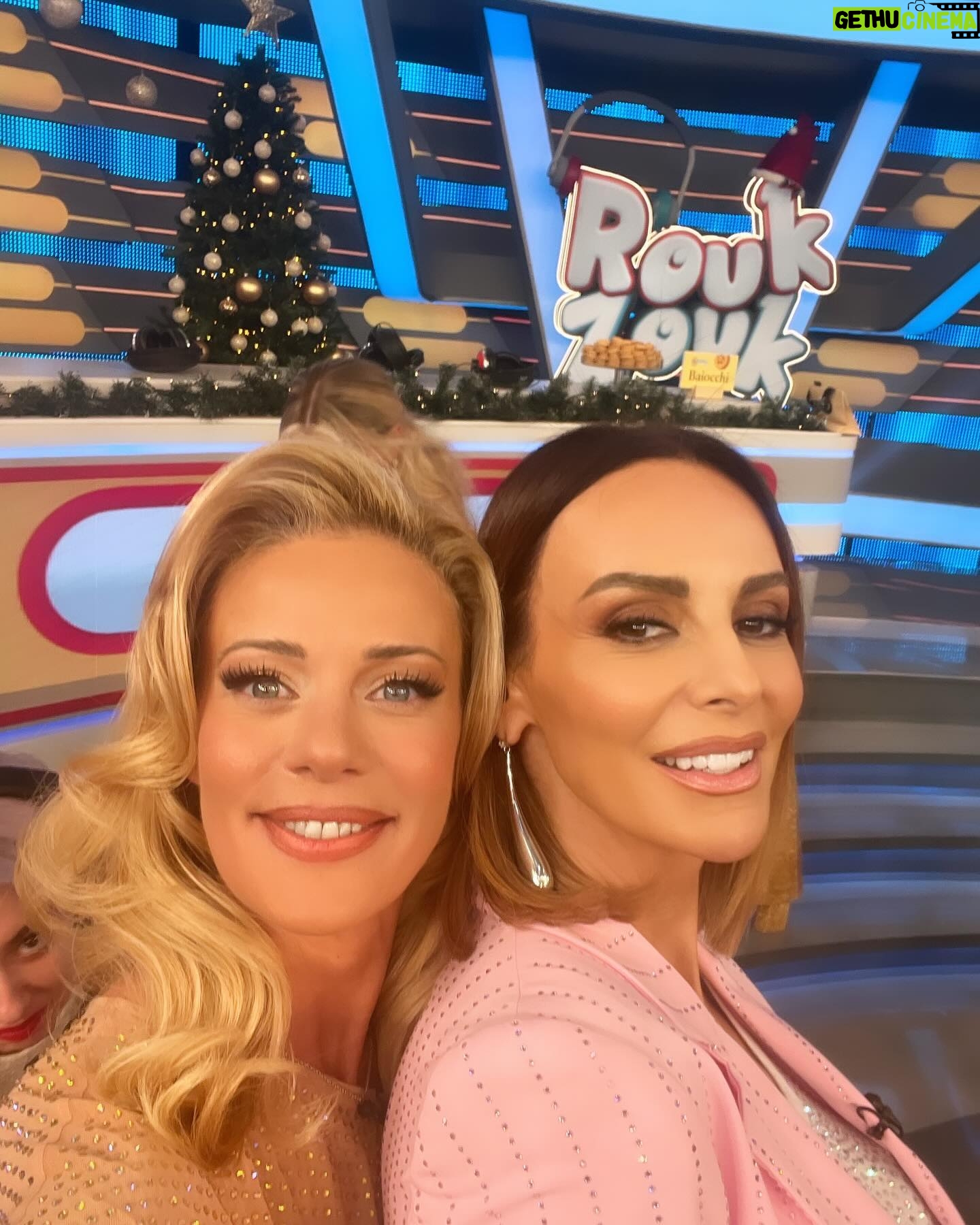 Zeta Makrypoulia Instagram - Φορέσαμε τα γιορτινά μας και σας περιμένουμε να αποχαιρετίσουμε τον χρόνο παρέα! Rouk Zouk στις 21:00, με “I love ΣουΚου” και “Ακόμα δεν είδες τίποτα” Καλή παραμονή ! ✨ Στο καλό να πας 2023 👋 ———————————————————————————————— #roukzouk #εορταστικό #newyearseve @ant1tv
