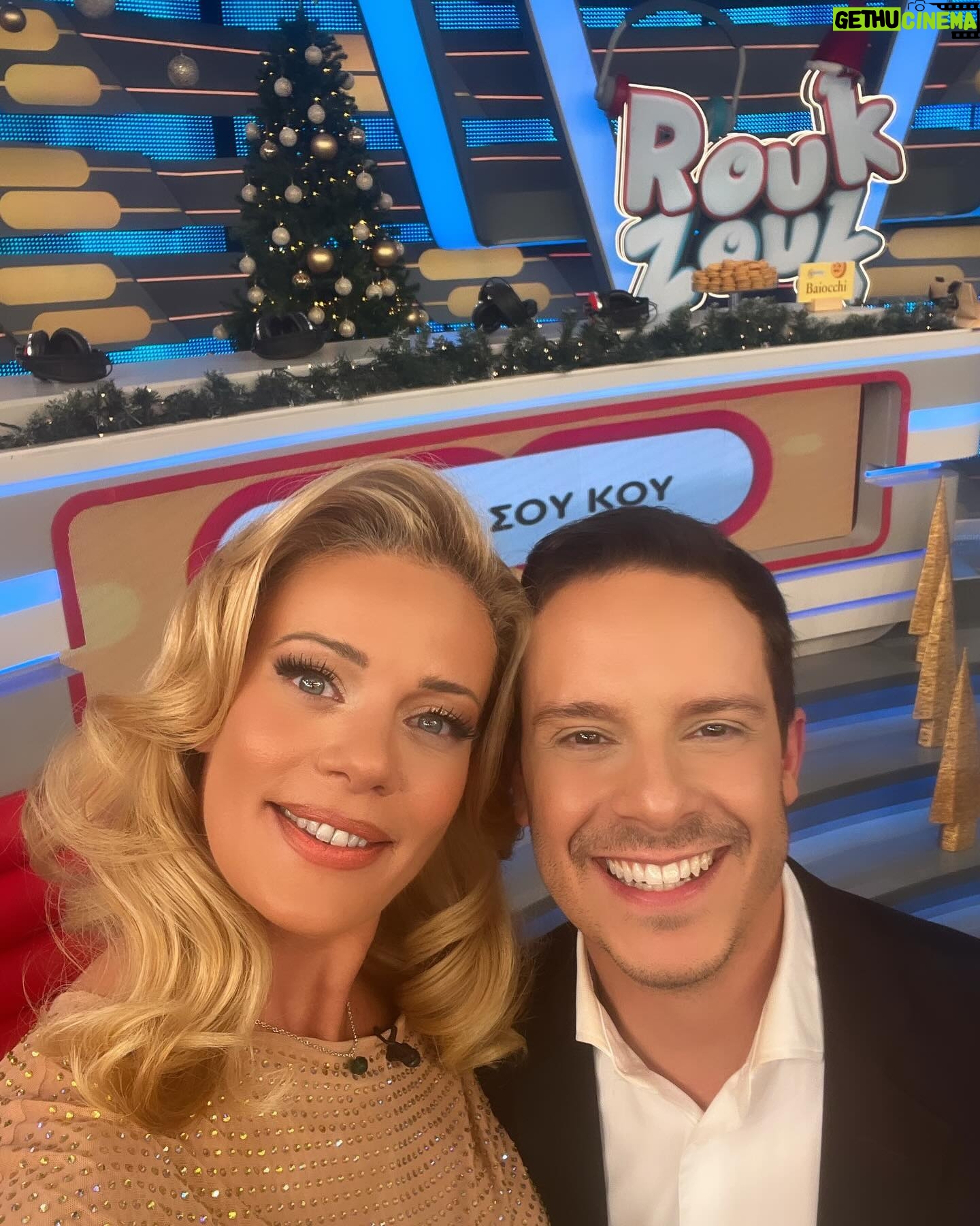 Zeta Makrypoulia Instagram - Φορέσαμε τα γιορτινά μας και σας περιμένουμε να αποχαιρετίσουμε τον χρόνο παρέα! Rouk Zouk στις 21:00, με “I love ΣουΚου” και “Ακόμα δεν είδες τίποτα” Καλή παραμονή ! ✨ Στο καλό να πας 2023 👋 ———————————————————————————————— #roukzouk #εορταστικό #newyearseve @ant1tv