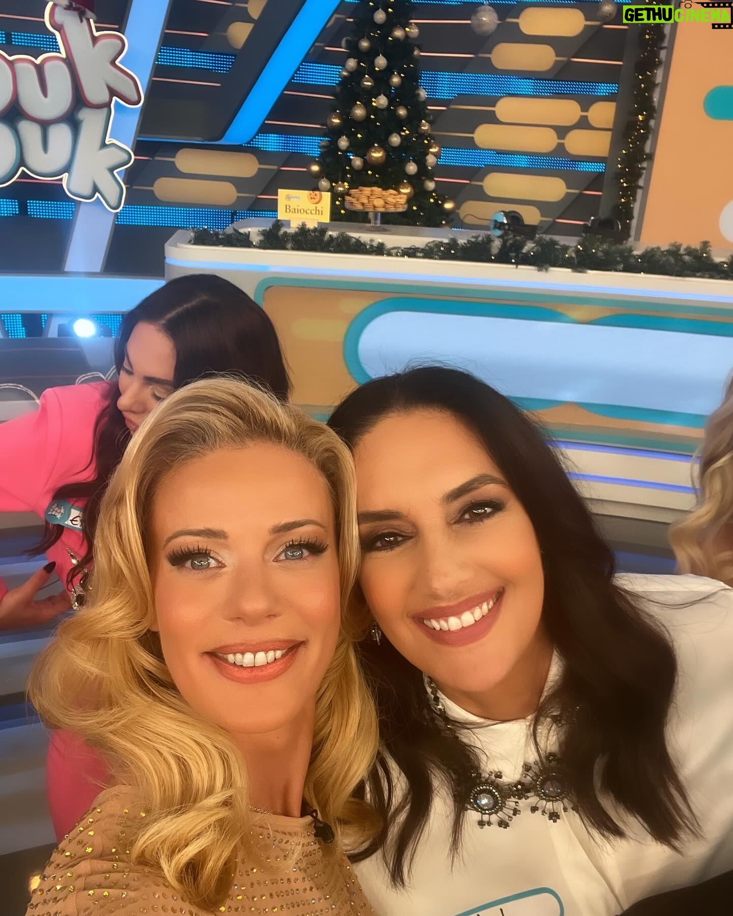 Zeta Makrypoulia Instagram - Φορέσαμε τα γιορτινά μας και σας περιμένουμε να αποχαιρετίσουμε τον χρόνο παρέα! Rouk Zouk στις 21:00, με “I love ΣουΚου” και “Ακόμα δεν είδες τίποτα” Καλή παραμονή ! ✨ Στο καλό να πας 2023 👋 ———————————————————————————————— #roukzouk #εορταστικό #newyearseve @ant1tv