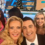 Zeta Makrypoulia Instagram - Φορέσαμε τα γιορτινά μας και σας περιμένουμε να αποχαιρετίσουμε τον χρόνο παρέα! Rouk Zouk στις 21:00, με “I love ΣουΚου” και “Ακόμα δεν είδες τίποτα” Καλή παραμονή ! ✨ Στο καλό να πας 2023 👋 ———————————————————————————————— #roukzouk #εορταστικό #newyearseve @ant1tv