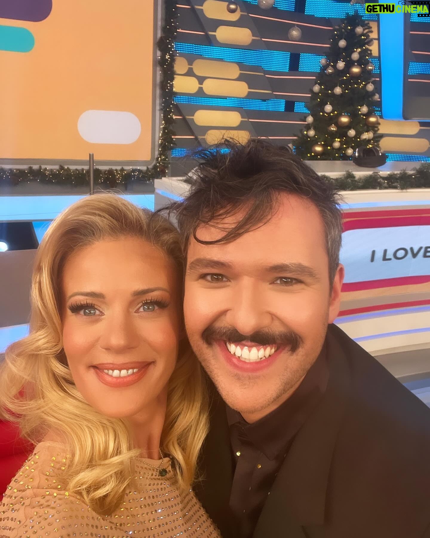 Zeta Makrypoulia Instagram - Φορέσαμε τα γιορτινά μας και σας περιμένουμε να αποχαιρετίσουμε τον χρόνο παρέα! Rouk Zouk στις 21:00, με “I love ΣουΚου” και “Ακόμα δεν είδες τίποτα” Καλή παραμονή ! ✨ Στο καλό να πας 2023 👋 ———————————————————————————————— #roukzouk #εορταστικό #newyearseve @ant1tv