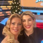 Zeta Makrypoulia Instagram - Φορέσαμε τα γιορτινά μας και σας περιμένουμε να αποχαιρετίσουμε τον χρόνο παρέα! Rouk Zouk στις 21:00, με “I love ΣουΚου” και “Ακόμα δεν είδες τίποτα” Καλή παραμονή ! ✨ Στο καλό να πας 2023 👋 ———————————————————————————————— #roukzouk #εορταστικό #newyearseve @ant1tv