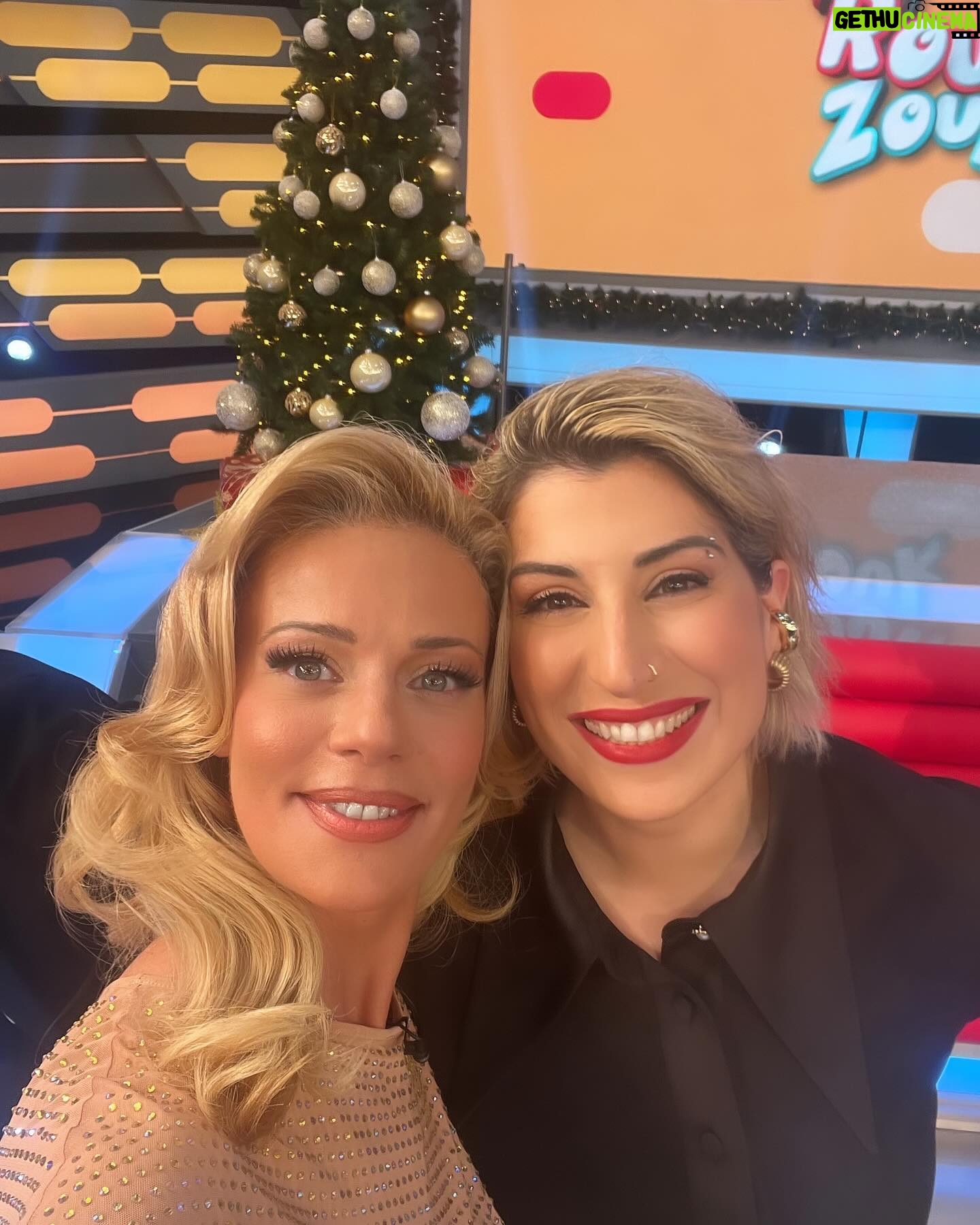 Zeta Makrypoulia Instagram - Φορέσαμε τα γιορτινά μας και σας περιμένουμε να αποχαιρετίσουμε τον χρόνο παρέα! Rouk Zouk στις 21:00, με “I love ΣουΚου” και “Ακόμα δεν είδες τίποτα” Καλή παραμονή ! ✨ Στο καλό να πας 2023 👋 ———————————————————————————————— #roukzouk #εορταστικό #newyearseve @ant1tv