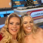 Zeta Makrypoulia Instagram - Φορέσαμε τα γιορτινά μας και σας περιμένουμε να αποχαιρετίσουμε τον χρόνο παρέα! Rouk Zouk στις 21:00, με “I love ΣουΚου” και “Ακόμα δεν είδες τίποτα” Καλή παραμονή ! ✨ Στο καλό να πας 2023 👋 ———————————————————————————————— #roukzouk #εορταστικό #newyearseve @ant1tv