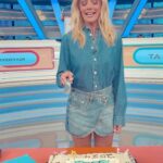 Zeta Makrypoulia Instagram - Επιστρέψαμε και φυσικά δεν γινόταν να μην κόψουμε την οικογενειακή μας πίτα για τη νέα χρονιά με την ευχή να είμαστε όλοι υγιείς,ενωμένοι & να συνεχίσουμε να περνάμε τόσο ωραία μαζί ώστε να σας μεταφέρουμε όλη τη θετική ενέργεια που τόσο έχουμε ανάγκη. ✨ Καλή χρονιά με ξεγνοιασιά,παιχνίδια,γέλια, δηλαδή με πολύ #roukzouk ❤️😁 Και του χρόνου 😉 ———————————————————————————————— #NewYear #roukzouk #Family @roukzouk.official @ant1tv