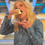 Zeta Makrypoulia Instagram - Επιστρέψαμε και φυσικά δεν γινόταν να μην κόψουμε την οικογενειακή μας πίτα για τη νέα χρονιά με την ευχή να είμαστε όλοι υγιείς,ενωμένοι & να συνεχίσουμε να περνάμε τόσο ωραία μαζί ώστε να σας μεταφέρουμε όλη τη θετική ενέργεια που τόσο έχουμε ανάγκη. ✨ Καλή χρονιά με ξεγνοιασιά,παιχνίδια,γέλια, δηλαδή με πολύ #roukzouk ❤️😁 Και του χρόνου 😉 ———————————————————————————————— #NewYear #roukzouk #Family @roukzouk.official @ant1tv