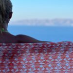 Zeta Makrypoulia Instagram - Καλοκαίρι και Παρεό ! Όχι, πείτε μου αν το παθαίνετε κι εσείς. Έχουν περάσει τόσα χρόνια κι ακόμη το μυαλό μου δε λέει να το συνειδητοποιήσει. Ακόμα κουβαλάω τόσα μα τόσα ρούχα στις διακοπές, αλλά τελικά φοράω μόνο παρεό και μαγιώ. Δεν θα μιλήσω για το νεσεσέρ του μακιγιάζ… Αυτό δεν βγαίνει καν από τη βαλίτσα. Πότε επιτέλους θα με μάθω..;🤷‍♀️ ————————————————————————————— #summer2023