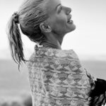 Zeta Makrypoulia Instagram - Καλοκαίρι και Παρεό ! Όχι, πείτε μου αν το παθαίνετε κι εσείς. Έχουν περάσει τόσα χρόνια κι ακόμη το μυαλό μου δε λέει να το συνειδητοποιήσει. Ακόμα κουβαλάω τόσα μα τόσα ρούχα στις διακοπές, αλλά τελικά φοράω μόνο παρεό και μαγιώ. Δεν θα μιλήσω για το νεσεσέρ του μακιγιάζ… Αυτό δεν βγαίνει καν από τη βαλίτσα. Πότε επιτέλους θα με μάθω..;🤷‍♀️ ————————————————————————————— #summer2023