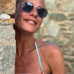 Zeta Makrypoulia Instagram - Καλοκαίρι και Παρεό ! Όχι, πείτε μου αν το παθαίνετε κι εσείς. Έχουν περάσει τόσα χρόνια κι ακόμη το μυαλό μου δε λέει να το συνειδητοποιήσει. Ακόμα κουβαλάω τόσα μα τόσα ρούχα στις διακοπές, αλλά τελικά φοράω μόνο παρεό και μαγιώ. Δεν θα μιλήσω για το νεσεσέρ του μακιγιάζ… Αυτό δεν βγαίνει καν από τη βαλίτσα. Πότε επιτέλους θα με μάθω..;🤷‍♀️ ————————————————————————————— #summer2023