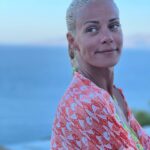 Zeta Makrypoulia Instagram - Καλοκαίρι και Παρεό ! Όχι, πείτε μου αν το παθαίνετε κι εσείς. Έχουν περάσει τόσα χρόνια κι ακόμη το μυαλό μου δε λέει να το συνειδητοποιήσει. Ακόμα κουβαλάω τόσα μα τόσα ρούχα στις διακοπές, αλλά τελικά φοράω μόνο παρεό και μαγιώ. Δεν θα μιλήσω για το νεσεσέρ του μακιγιάζ… Αυτό δεν βγαίνει καν από τη βαλίτσα. Πότε επιτέλους θα με μάθω..;🤷‍♀️ ————————————————————————————— #summer2023