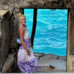 Zeta Makrypoulia Instagram - The prison island. Ένα όμορφο νησάκι που ζουν εκεί υπεραιωνόβιες χελώνες και υπέροχα παγώνια! Μια πόρτα που σε βγάζει στα καταγάλανα νερά! Όλα πανέμορφα! Τώρα. Πριν από μερικούς αιώνες όμως, ήταν η πόρτα από την οποία έμπαιναν οι σκλάβοι στη φυλακή, αλυσοδεμένοι, μέχρι να τους πάνε στο σκλαβοπάζαρο για να τους πουλήσουν. Ένα πραγματικά εντυπωσιακό μέρος, με τόσο όμως βαριά ενέργεια… Αμέσως μετά, ακολουθεί το spice tour. Η περιήγηση στα δέντρα από τα οποία φτιάχνονται τα μπαχαρικά. Εκεί έπεσα στη χειροτεχνία με τα μούτρα.. Στο τέλος πήρα και τα δωράκια μου! Κολιέ, δακτυλίδι, καπέλο, βεντάλια! Όλα φτιαγμένα εκείνη τη στιγμή, μπροστά στα μάτια μου από φύλλα! ———————————————————————————————— #theprisonisland #spicetour
