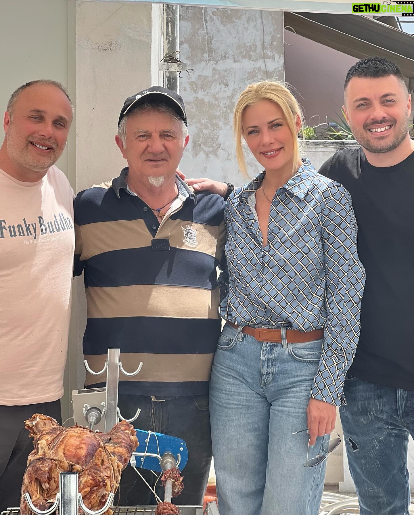 Zeta Makrypoulia Instagram - Στην ταράτσα γίνονται τα καλύτερα γλέντια!😛 Χρόνια πολλά, Χριστός Ανέστη! Υγεία και αγαπάτε αλλήλους! ———————————————————————————————— #easter #easter2024 #family