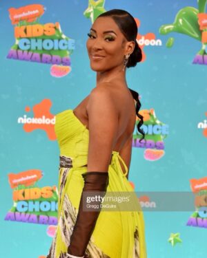 Zeta Morrison Instagram - Un momento para el vestido por favor! 🪄 

Kids Choice Awards 2023 

Jewelry:
@anabelachan
@djulajewelry
@levian_jewelry
@zydoitaly
@noudarjewels 

Shoes:
@egoofficial 

Dress: @marialuciahohan24 
Styled by: @tracyshapoff 
Hair: @theglamdiaryy 
Makeup: @shanimarq

#nickelodeon #kidschoiceawards