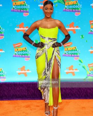 Zeta Morrison Instagram - Un momento para el vestido por favor! 🪄 

Kids Choice Awards 2023 

Jewelry:
@anabelachan
@djulajewelry
@levian_jewelry
@zydoitaly
@noudarjewels 

Shoes:
@egoofficial 

Dress: @marialuciahohan24 
Styled by: @tracyshapoff 
Hair: @theglamdiaryy 
Makeup: @shanimarq

#nickelodeon #kidschoiceawards