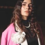 Zeynep Çamcı Instagram – 📸: @nadirozkan 💙
Styling: @zeynepcamci :))🌹
Saç: @huseyinpolatofficial 💙
Makyaj: @selhan.c 💙
Ceket: @maxillaria.co 💕 @ilknursereff 💕
@abdullahbulutmanagement 💙