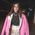 Zeynep Çamcı Instagram – 📸: @nadirozkan 💙
Styling: @zeynepcamci :))🌹
Saç: @huseyinpolatofficial 💙
Makyaj: @selhan.c 💙
Ceket: @maxillaria.co 💕 @ilknursereff 💕
@abdullahbulutmanagement 💙