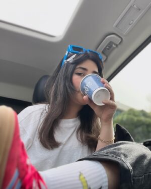 Zeynep Çamcı Instagram - 🌼💙♥️