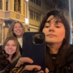 Zeynep Çamcı Instagram – 🪞🤳🏻Arkadaşlarla foto çekmeye çalışırken biz🌹📿🤳🏻🪞