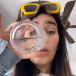 Zeynep Çamcı Instagram – Ciddiyeti yenen bardak🥛The seriousness that you trust,Could defeat by a glass📿📿📿