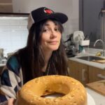 Zeynep Çamcı Instagram - 🧿Perde pilavınıN ustasıyıM gözleriniN hastasiyiM.🌹📿🥮 👩🏻‍🍳Pilavı pişirdikten sonra çocuklarla hamur açıp minik kalıba yerleştirerek birlikte aktivite yapilabilecek yemek💕 Tarif isteyenler için; Perde Pilavının iç pilavı için: 3 su bardağı pirinç 2 yemek kaşığı tereyağı 4.5 su bardağı su ve tavuk suyu karışımı 2 adet tavuk budu Yarım kahve fincanı kuş üzümü( kuru üzümle de güzel oldu🌹) 200 g çiğ badem 1 kahve fincanı dolmalık fıstık Karabiber, tuz( ben tarçın ve yenibahar da koyuyorum🌹👩🏻‍🍳 Perde Pilavının Hamuru için: 2 adet yumurta 4 yemek kaşığı yoğurt Yarım su bardağı zeytinyağı Tuz Aldığı kadar un