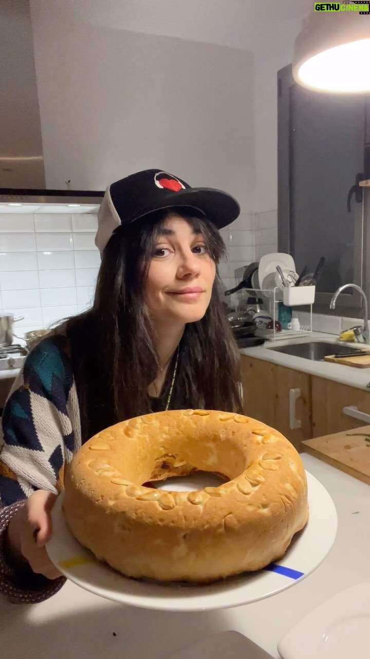 Zeynep Çamcı Instagram - 🧿Perde pilavınıN ustasıyıM gözleriniN hastasiyiM.🌹📿🥮 👩🏻🍳Pilavı pişirdikten sonra çocuklarla hamur açıp minik kalıba yerleştirerek birlikte aktivite yapilabilecek yemek💕 Tarif isteyenler için; Perde Pilavının iç pilavı için: 3 su bardağı pirinç 2 yemek kaşığı tereyağı 4.5 su bardağı su ve tavuk suyu karışımı 2 adet tavuk budu Yarım kahve fincanı kuş üzümü( kuru üzümle de güzel oldu🌹) 200 g çiğ badem 1 kahve fincanı dolmalık fıstık Karabiber, tuz( ben tarçın ve yenibahar da koyuyorum🌹👩🏻🍳 Perde Pilavının Hamuru için: 2 adet yumurta 4 yemek kaşığı yoğurt Yarım su bardağı zeytinyağı Tuz Aldığı kadar un