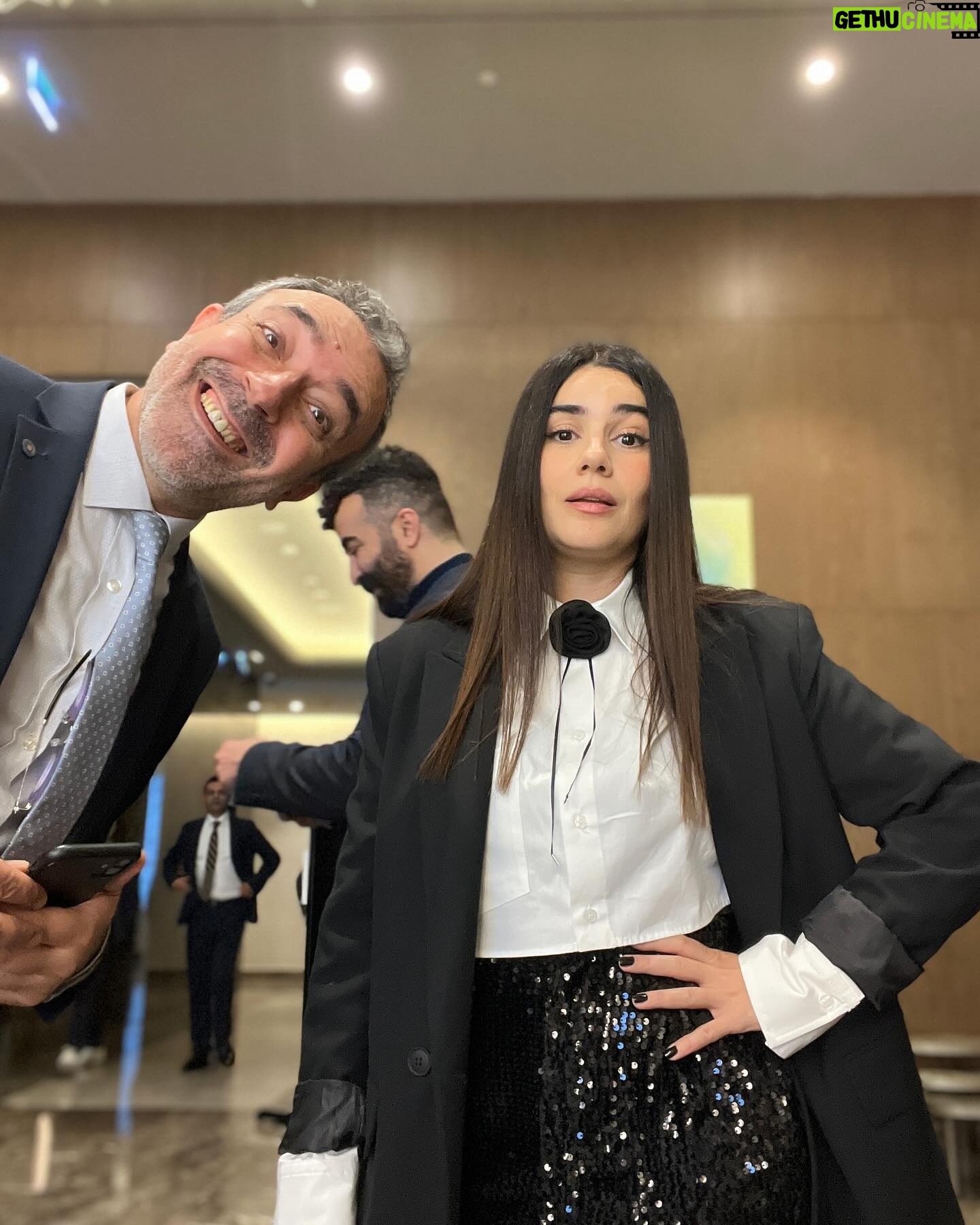 Zeynep Çamcı Instagram - Bi türlü tek başıma foto çekemediğim düğün hatırasi🌹📿