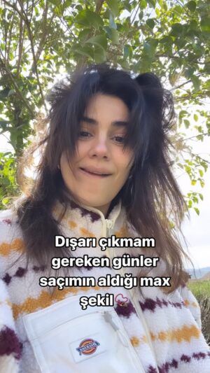 Zeynep Çamcı Instagram - Önemli günlerde saçım🌹📿 #badhairday diye bi şey varmış duyduk geldik📿🌹