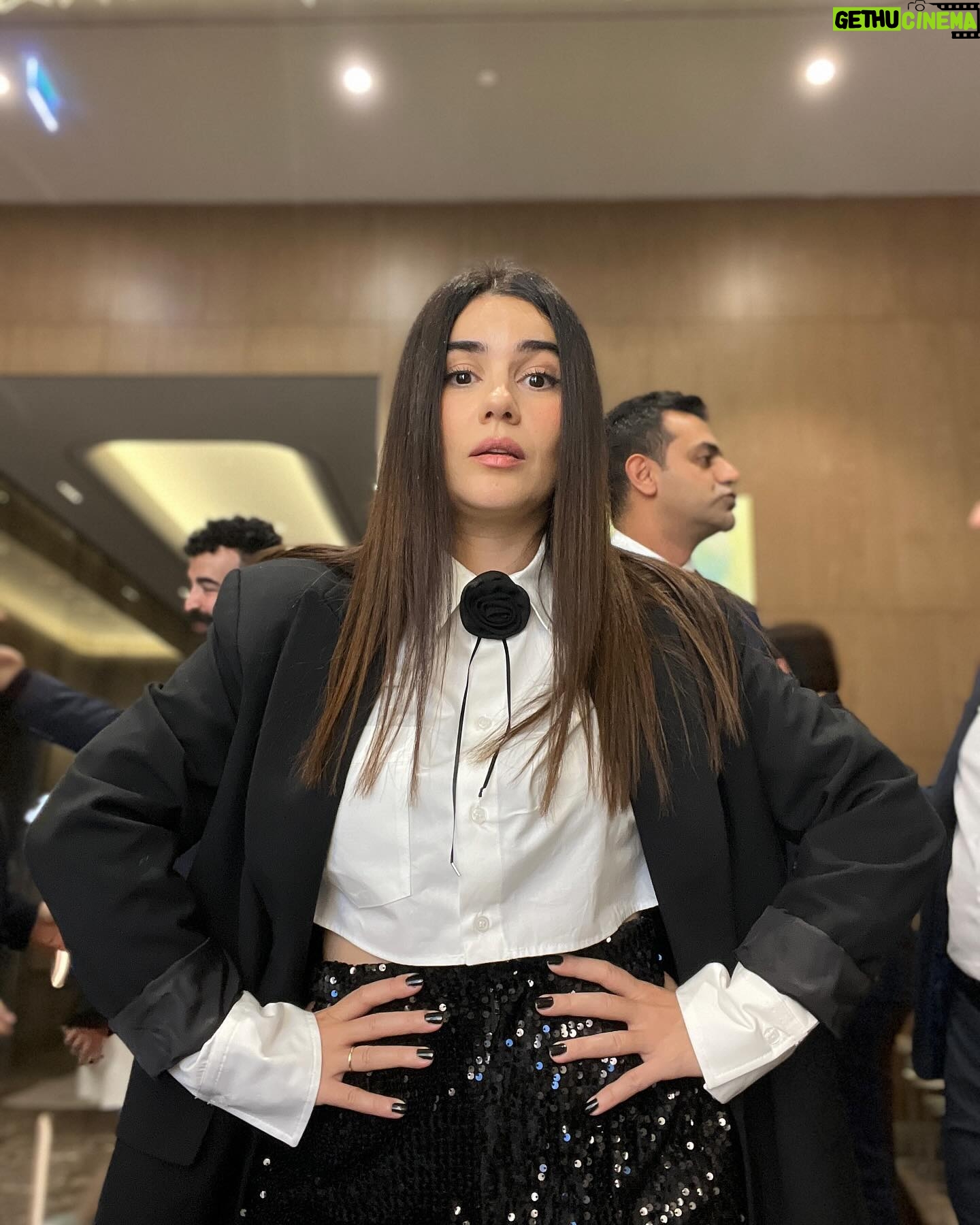 Zeynep Çamcı Instagram - Bi türlü tek başıma foto çekemediğim düğün hatırasi🌹📿
