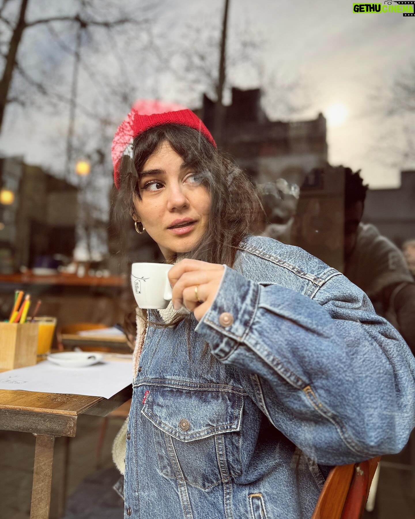 Zeynep Çamcı - 9.4K Likes -