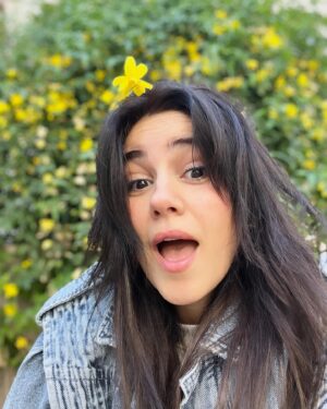 Zeynep Çamcı Instagram - Sarı çiçek🌼