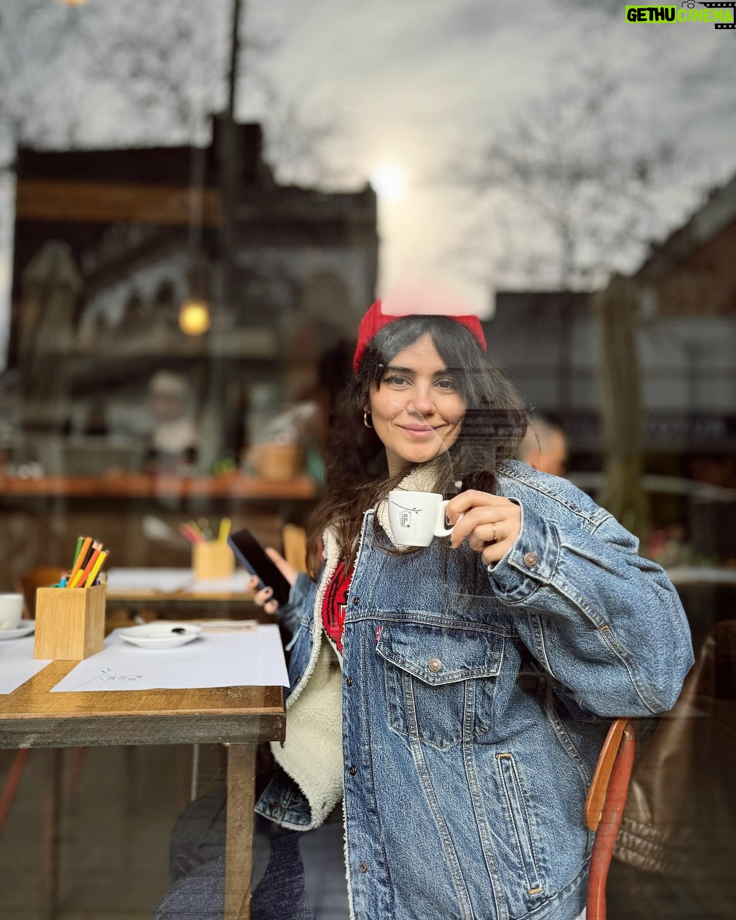Zeynep Çamcı - 9.4K Likes -