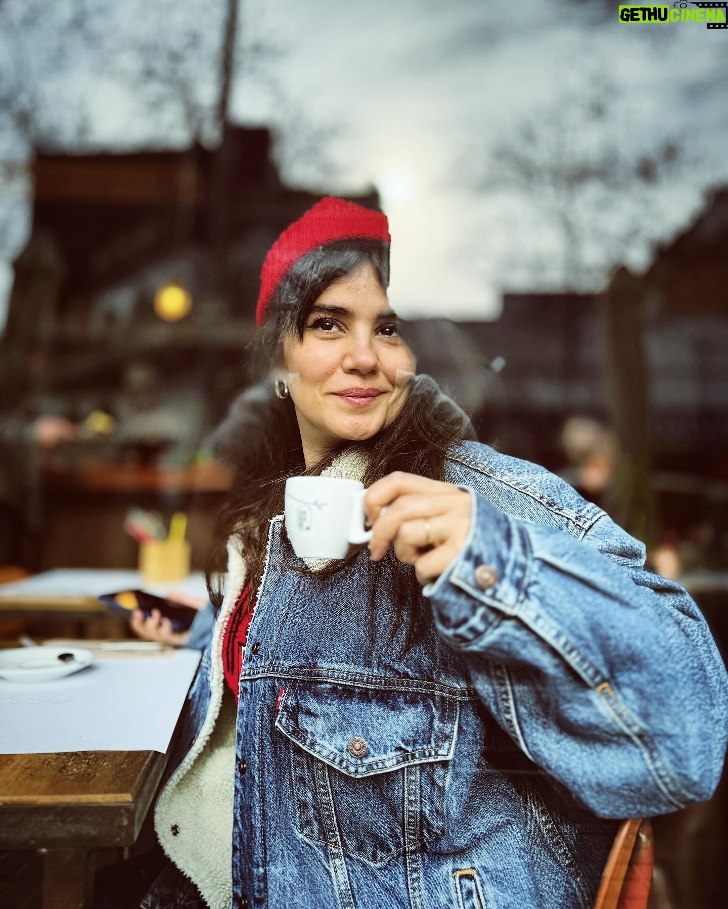 Zeynep Çamcı - 9.4K Likes -
