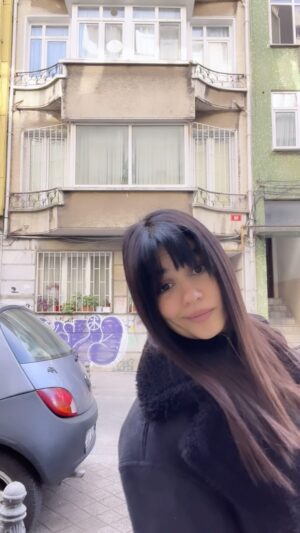 Zeynep Çamcı Instagram - Efkarım var🌹📿