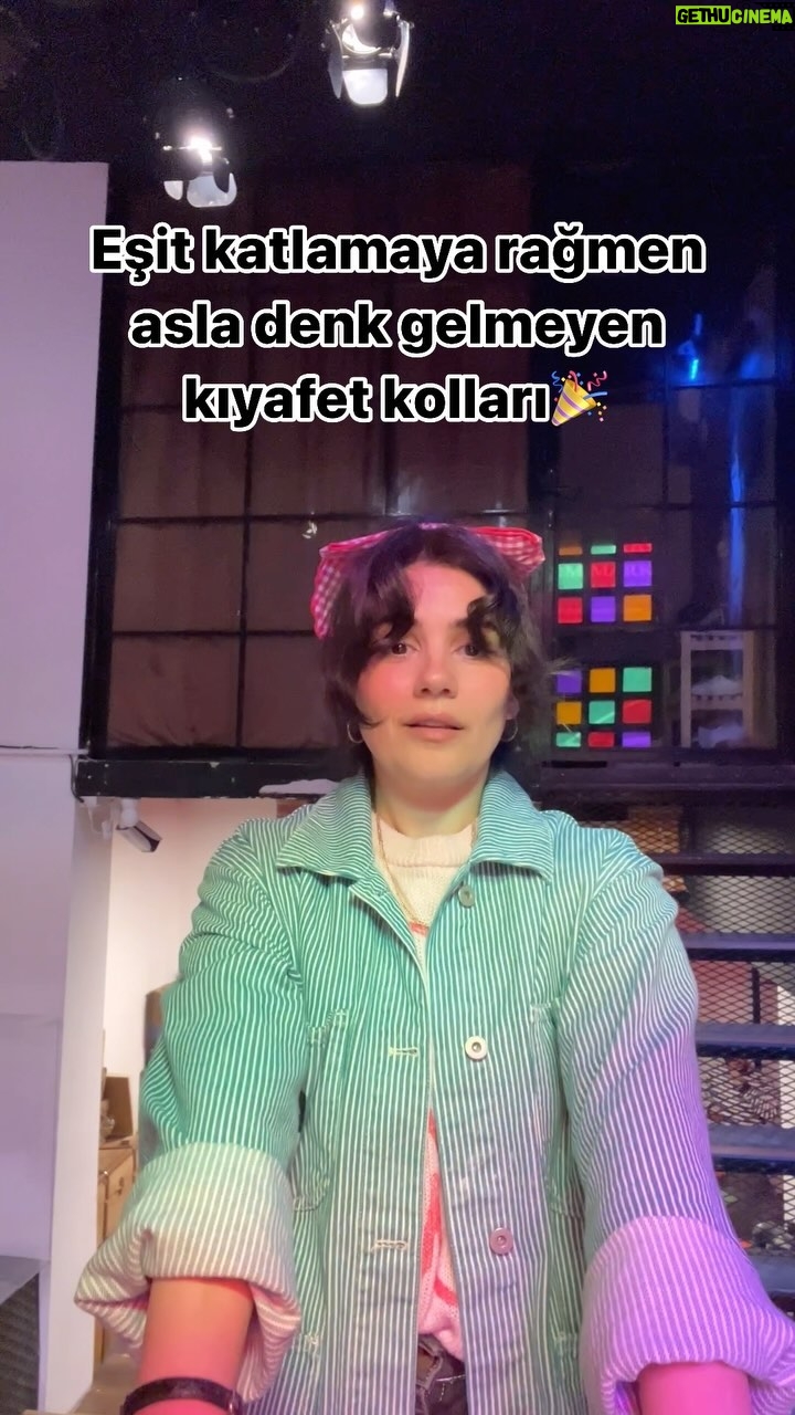 Zeynep Çamcı Instagram - Eşit katlamama rağmen asla denk gelmeyen kıyafet kolları:)Kimin böyle?:)