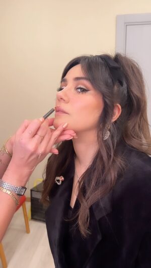 Zeynep Çamcı Instagram - Diva makyajım🎤And I♥️her🌹 @melisilkkilic ✨ “Seni Seviyorum” şarkısı çok yakında tüm platformlarda☺️